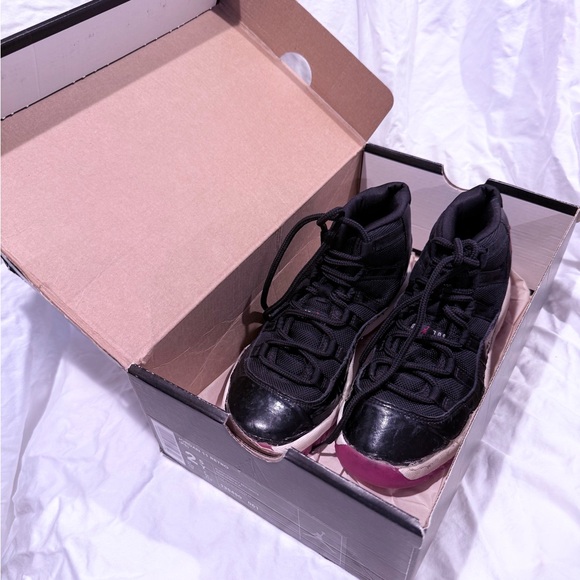 Air Jordan 11 Retro “Bred” 2001 Sneakers | Size 2.5Y | OG Box Included | 🔥🔥🔥